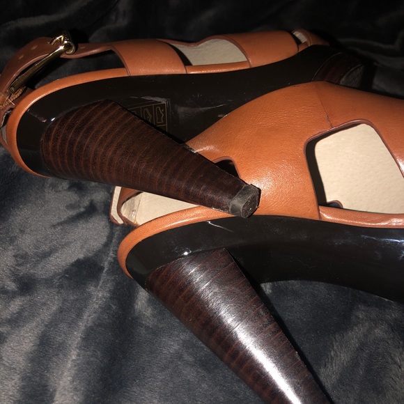 Michael Kors tan Leather heels supportive straps gold buckles offer good support - Picture 4 of 13